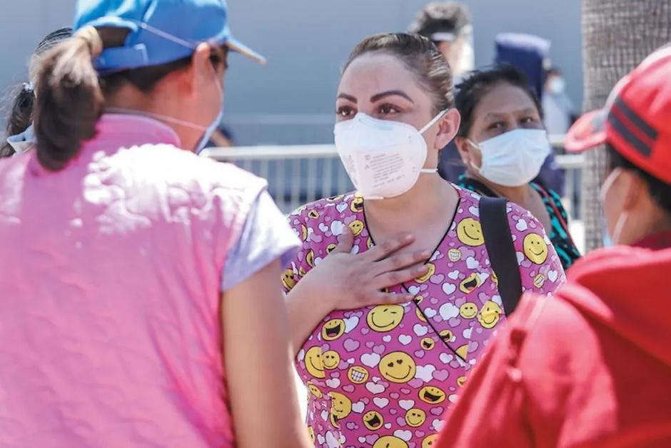 Una enfermera en Tijuana se convierte en el vínculo entre los pacientes con COVID-19 y sus familiares&nbsp; en Tijuana México. (Foto: El Imparcial)