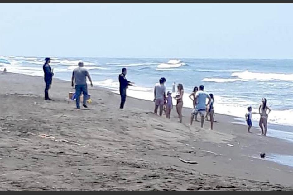 Turistas acuden a las playas de Sipacate, Escuintla, pese a que el Covid-19 continúa latente. (Foto: Muni Sipacate)