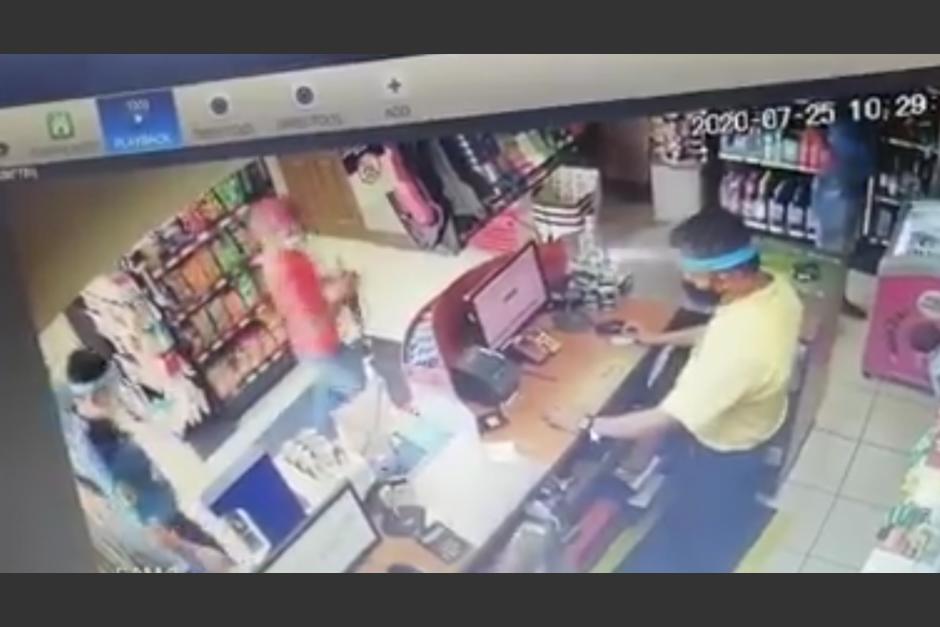 Los tres sujetos ingresan a la tienda de conveniencia y toman por asalto el lugar. (Foto: captura pantalla)&nbsp;