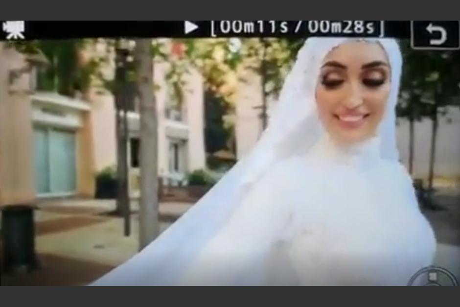 La explosión interrumpió una sesión de fotos de una boda. En las imágenes se ve cómo la novia es empujada por la onda expansiva. (Foto: captura video)&nbsp;