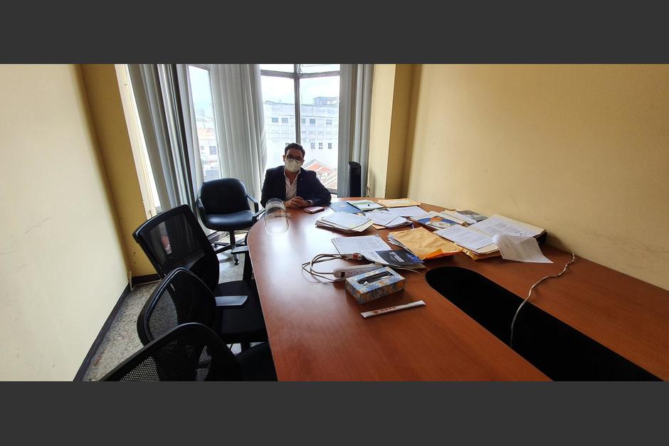 Pérez Álvarez asegura que trabaja en una sala de reuniones porque el Congreso no le ha dado un espacio adecuado. (Foto: @samuel_pz/Twitter)