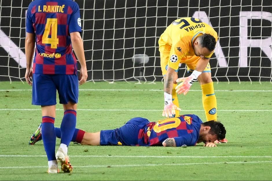 El capitán del Barcelona permaneció algún tiempo tendido en el suelo, luego de haber quedado "tocado" de la pierna. (Foto: AFP)