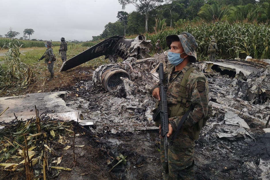 La aeronave fue incendiada en la aldea Las Cruces, Ixcán, Quiché. (Foto: Ministerio de la Defensa)