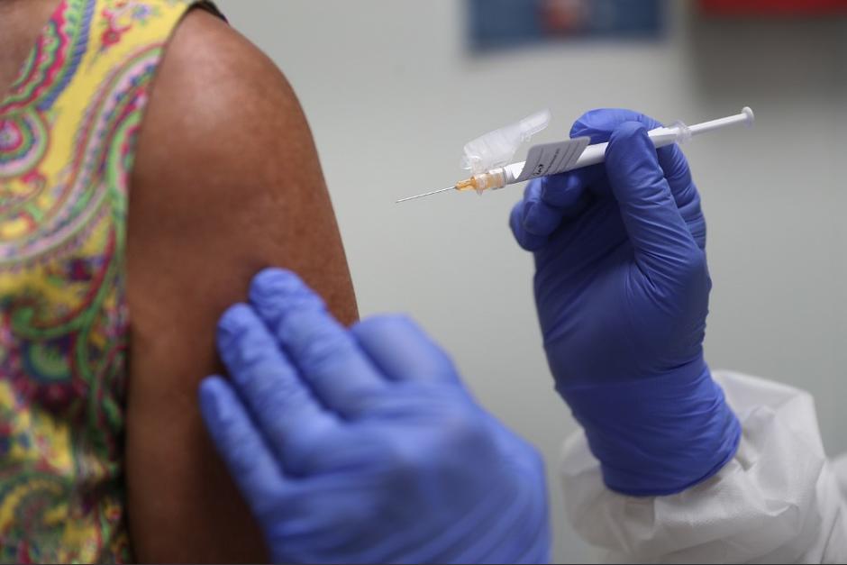 El Gobierno anunció que inició las gestiones diplomáticas para acceder a la vacuna rusa contra el Covid-19. (Foto: AFP)