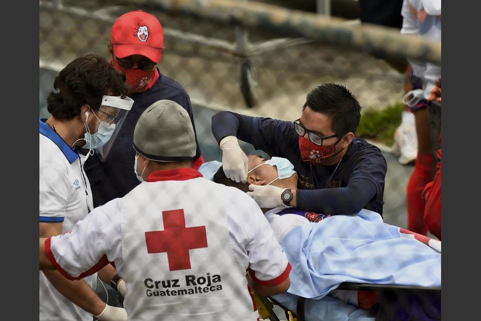Eduardo Gómez fue trasladado hacia un hospital para hacerle exámenes tras el choque. (Foto: Byron de la Cruz/Nuestro Diario)