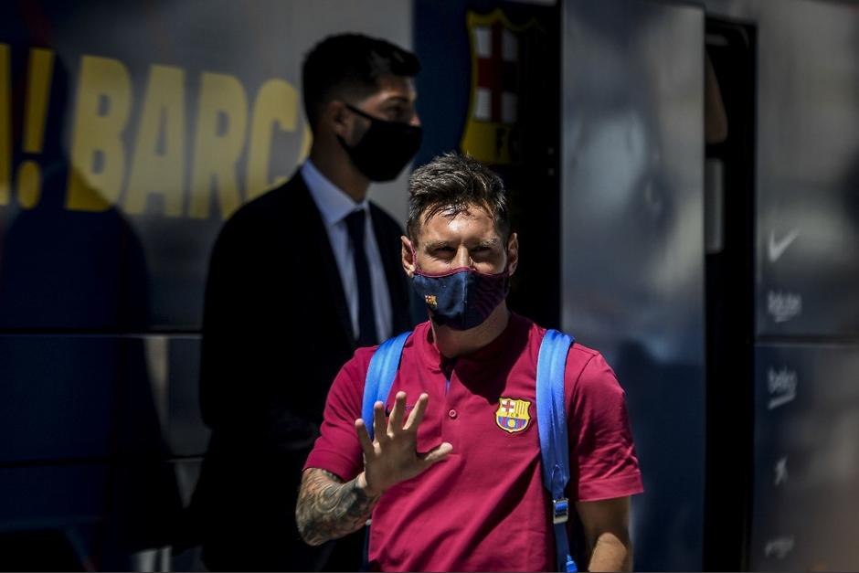 Leo Messi se llevó un fuerte golpe durante el partido contra el Nápoles. (Foto: AFP)