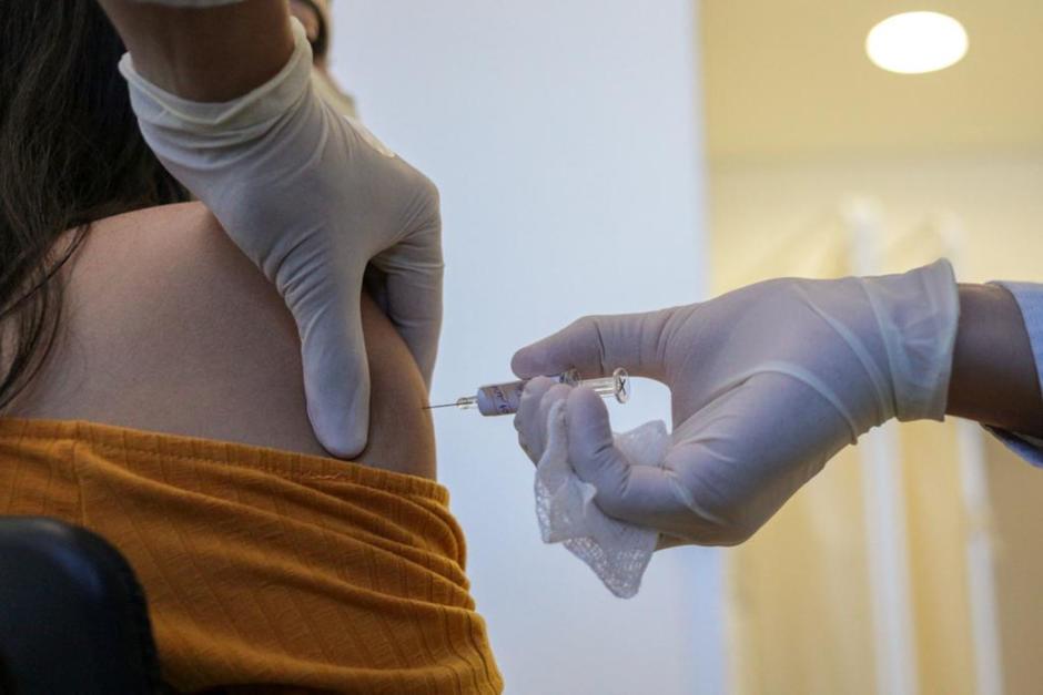 Guatemala ya ha mostrado interés por las vacunas que se desarrollan en cuatro países. (Foto: AFP)