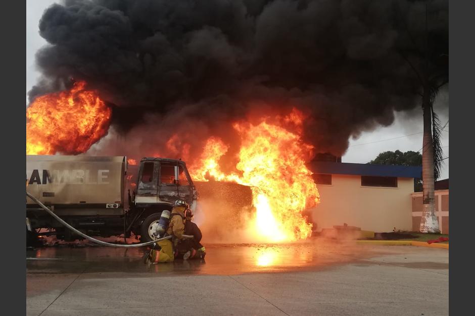 El Ministerio Público considera que el incendio se originó por un derrame de combustible. (Foto: Bomberos Voluntarios)
