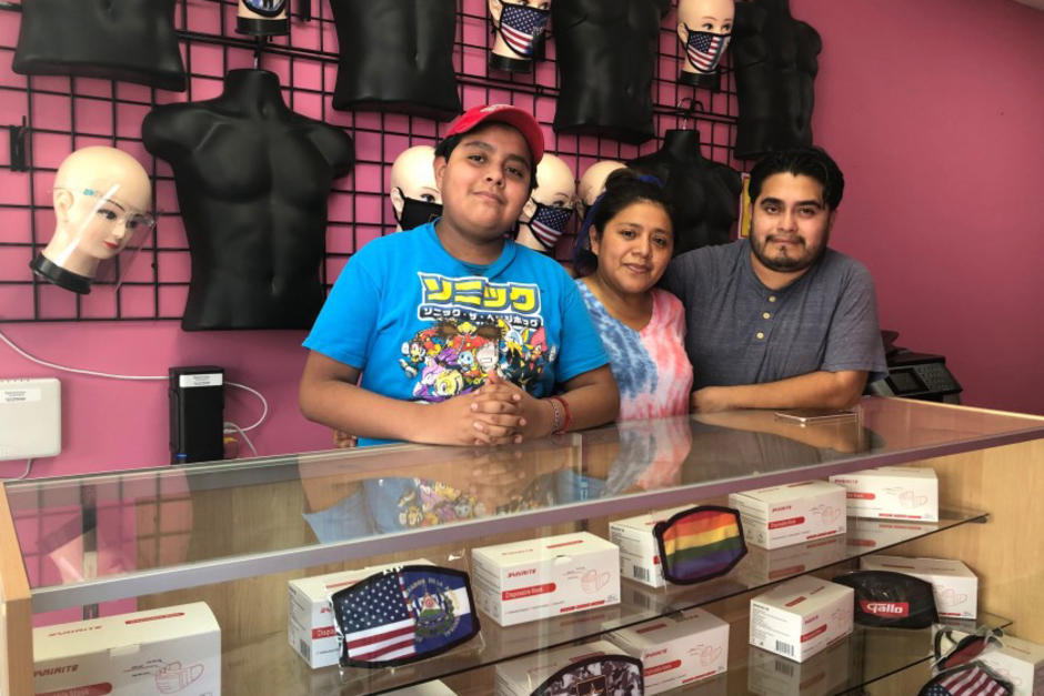 Una familia migrante de Guatemala inició un negocio con solo 80 dólares. Ahora se dedican a la fabricación de mascarillas. (Foto: Los Ángeles Times)