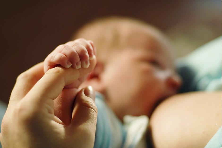 El Ministerio de Salud recomienda que las madres implementen varias medidas para evitar contagiar al recién nacido. (Foto: Archivo/Soy502)