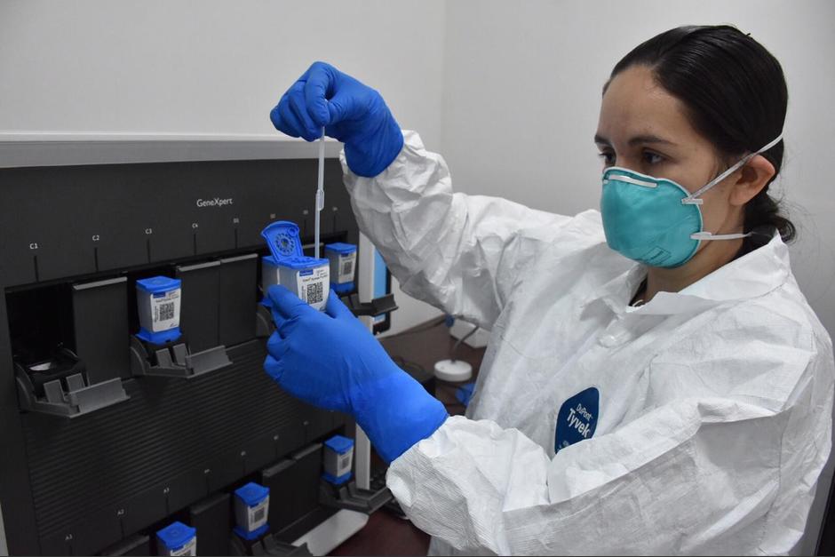 Labymed donó una máquina y pruebas de Covid-19 en abril, meses después le han sido adjudicados más 55 millones de quetzales. (Foto: Ministerio de Salud)