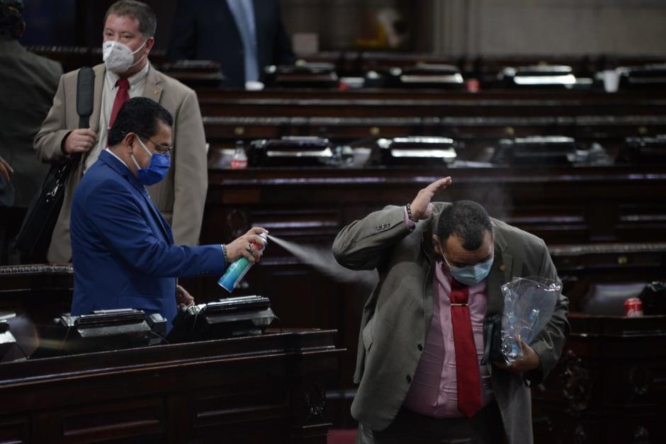 El diputado de Vamos, Mario Azurdia, le roció desinfectante a su compañero de bancada, Sergio Arana. (Foto: Wilder López/Soy502)