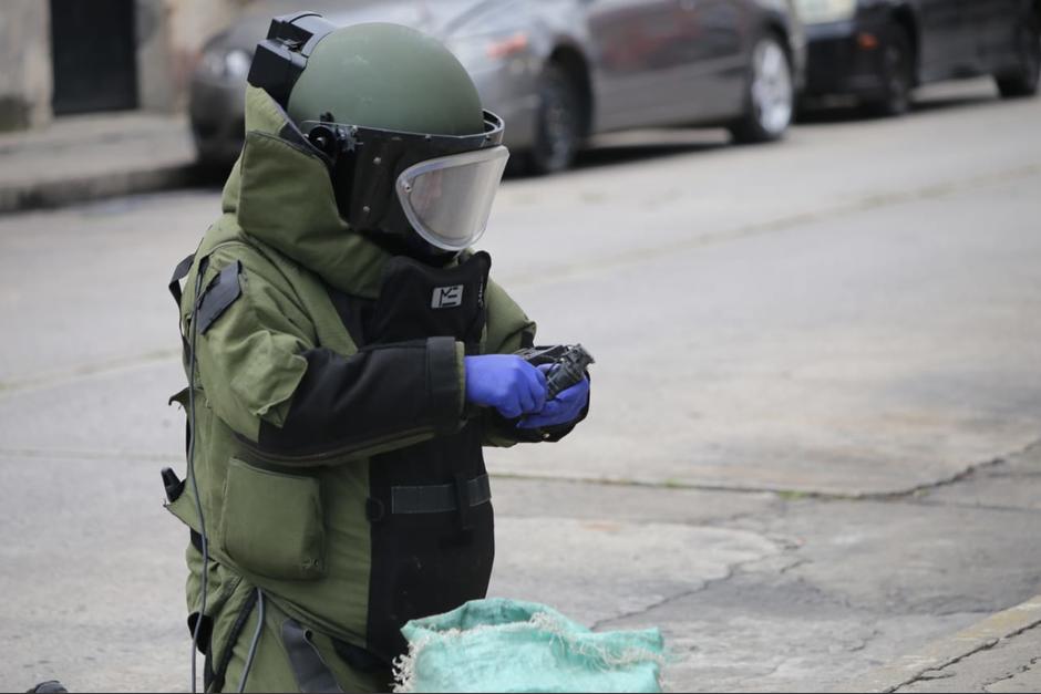 Un agente de la DIDAE desactiva uno de los artefactos explosivos. (Foto: PNC)