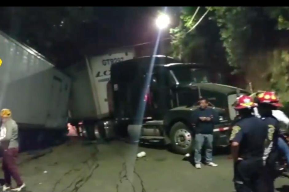 En la cuesta del Zope, en jurisdicción de Villa Nueva, chocaron de frente un camión y un tráiler. (Foto: Captura de pantalla)&nbsp;