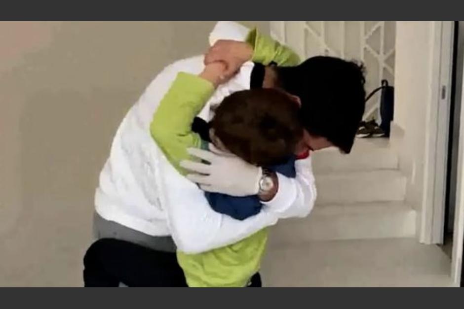 El futbolista uruguayo, Luis Suárez, se emociona al abrazar a Benjamín, uno de sus tres hijos. (Foto: Instagram)