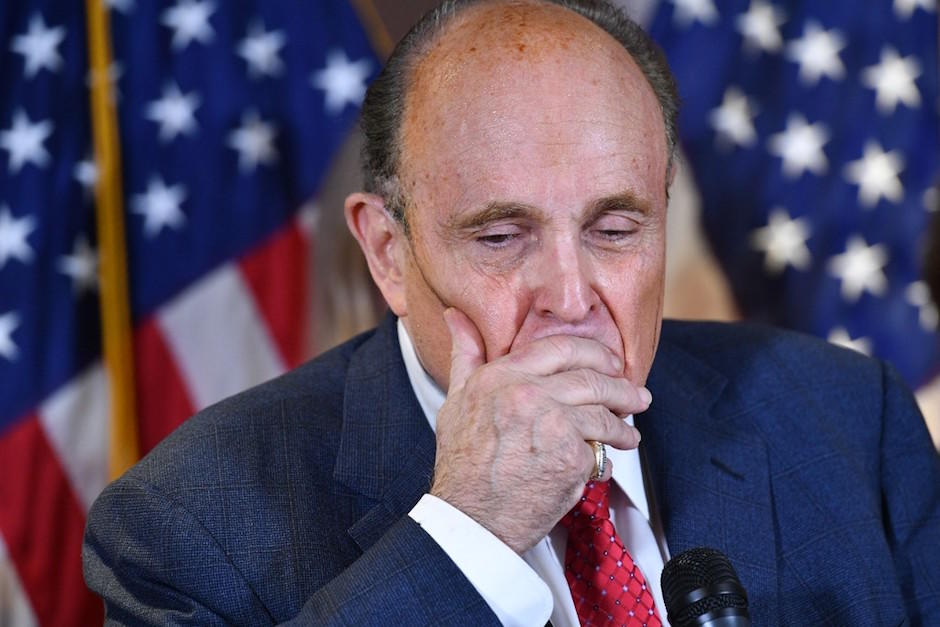 Donald Trump informó que su abogado y reconocido exalcalde de Nueva York, Rudy Giuliani, se contagió de Covid-19. (Foto: AFP)