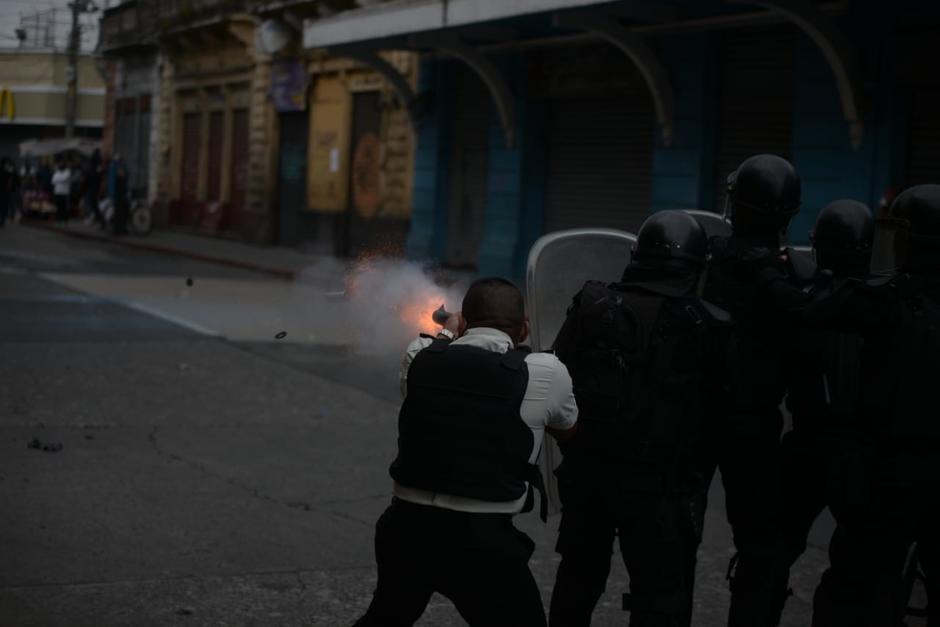 El director adjunto de la PNC, Edwin Ardiano, dispara una bomba lacrimógena contra manifestantes. (Foto: Wilder López/Soy502)