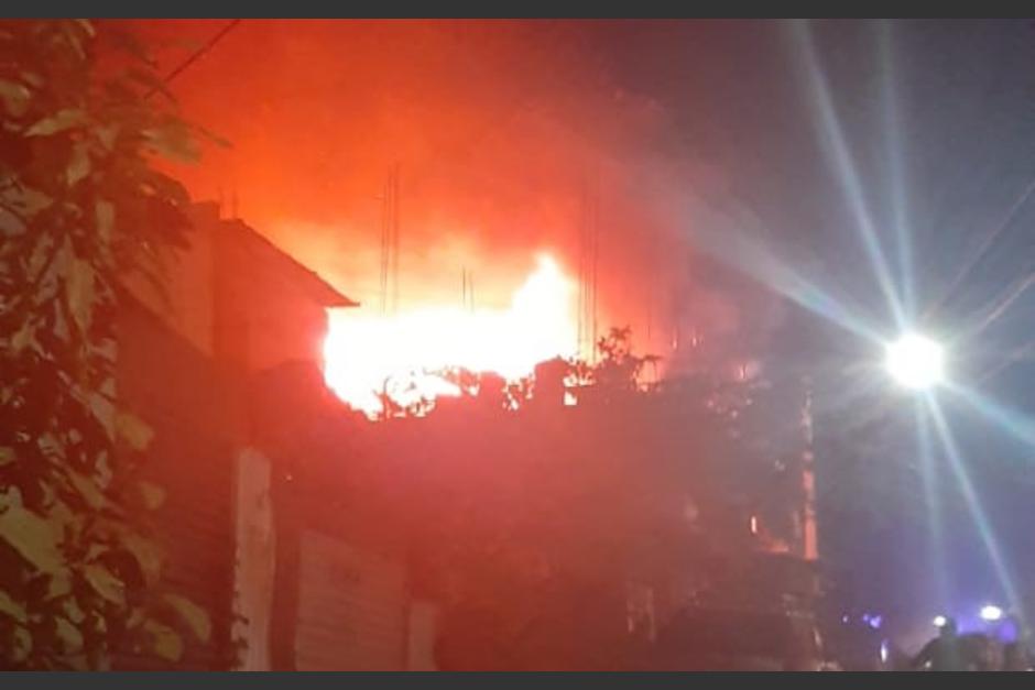 Los Bomberos Voluntarios lograron apagar el incendio sin que hubiera personas heridas. (Foto: PNC)