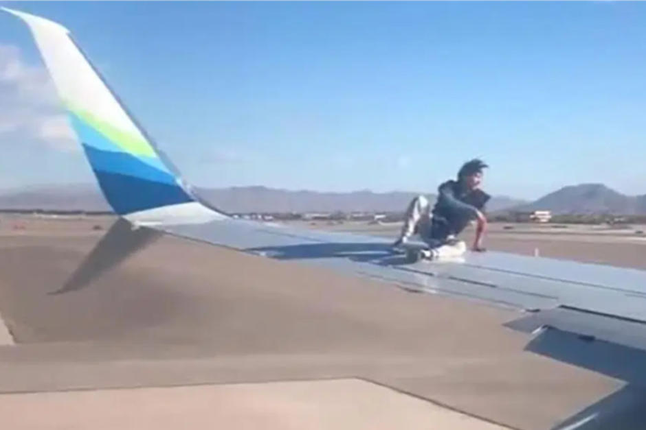 Un pasajero grabó el momento en el que un hombre se subio al ala de un avión justo antes de despegar. (Foto: Grabación de Brooke Knight)