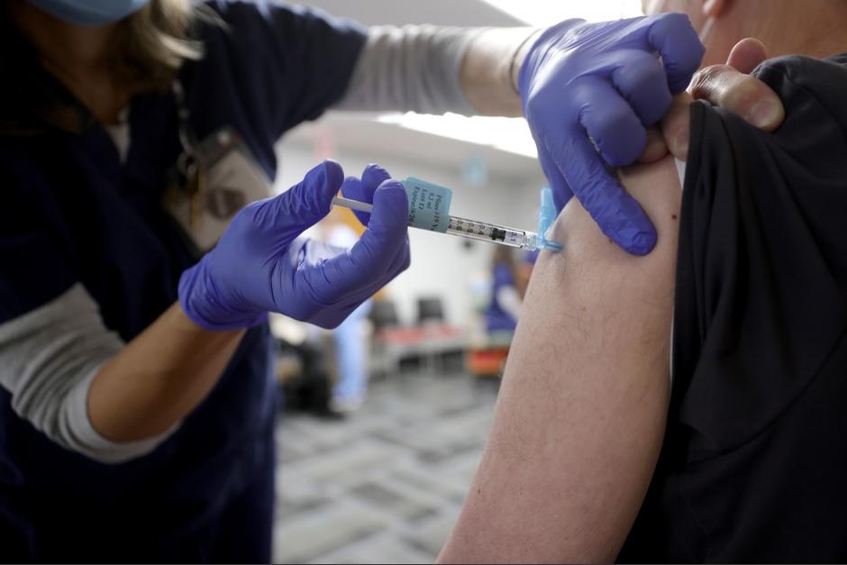 La vacunación no solo te protege a ti, sino también a las personas con las que te rodeas. (Foto: AFP)