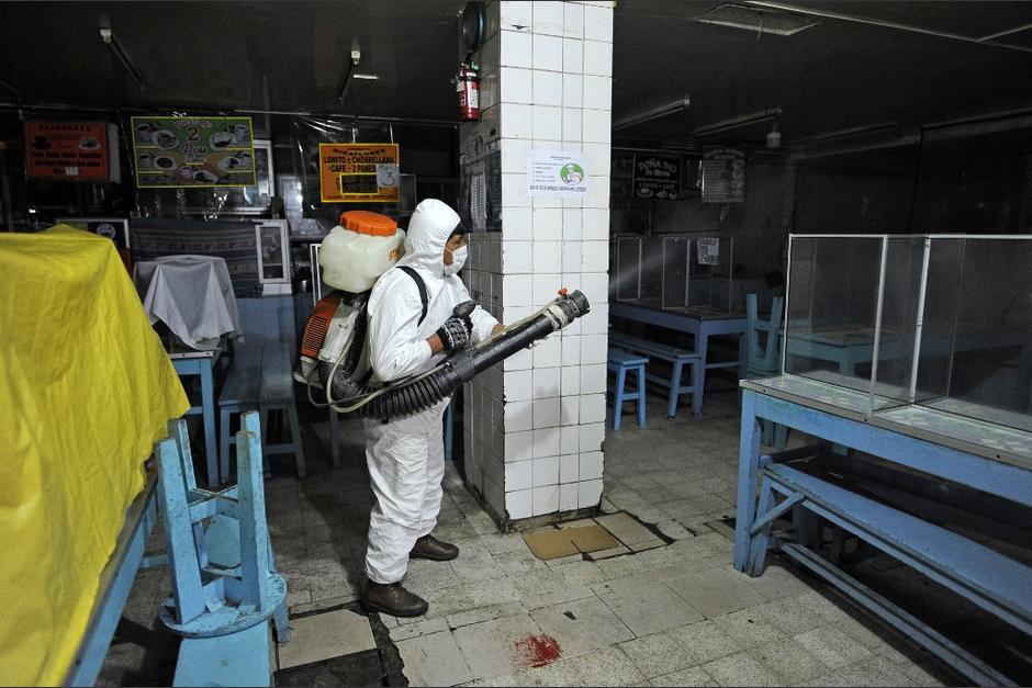 Un trabajador desinfecta un mercado en Bolivia, país que registra una escalada acelerada de casos de Covid-19. (Foto: AFP)