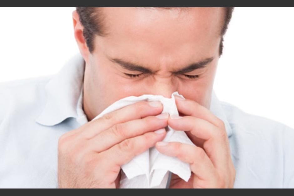 Taparse la nariz y la boca para evitar un estornudo le causó una fuerte lesión a un británico de 34 años. (Foto: Pixabay)