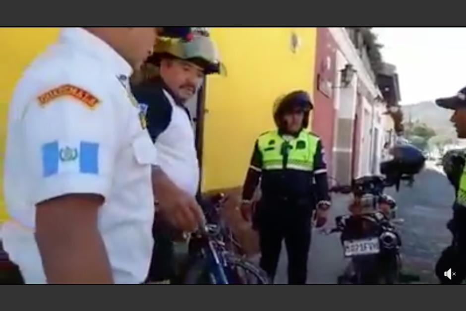 El hecho se produjo esta tarde en una de las calles de Antigua Guatemala. (Captura Video)