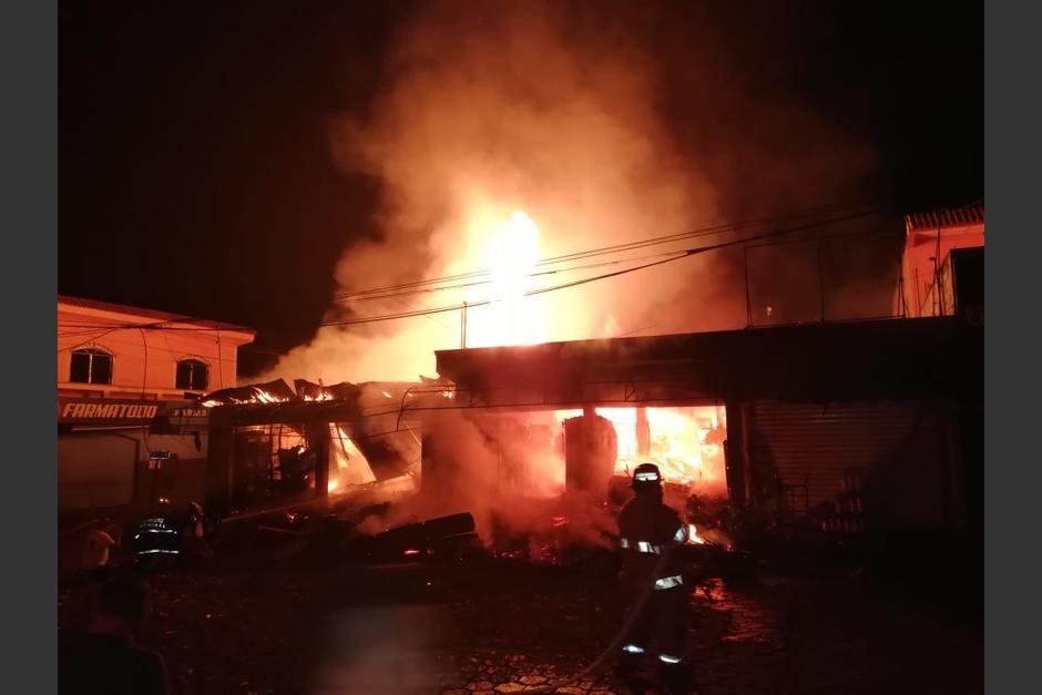 El incendio en una cohetería de San Marcos consumió cuatro locales comerciales y dos viviendas. (Foto: Bomberos Municipales Departamentales)
