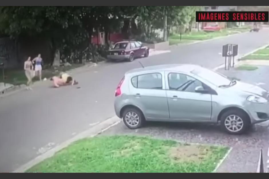El hombre no pudo escapar de la golpiza que le dio la instructora y sus hijas. (Captura Video)