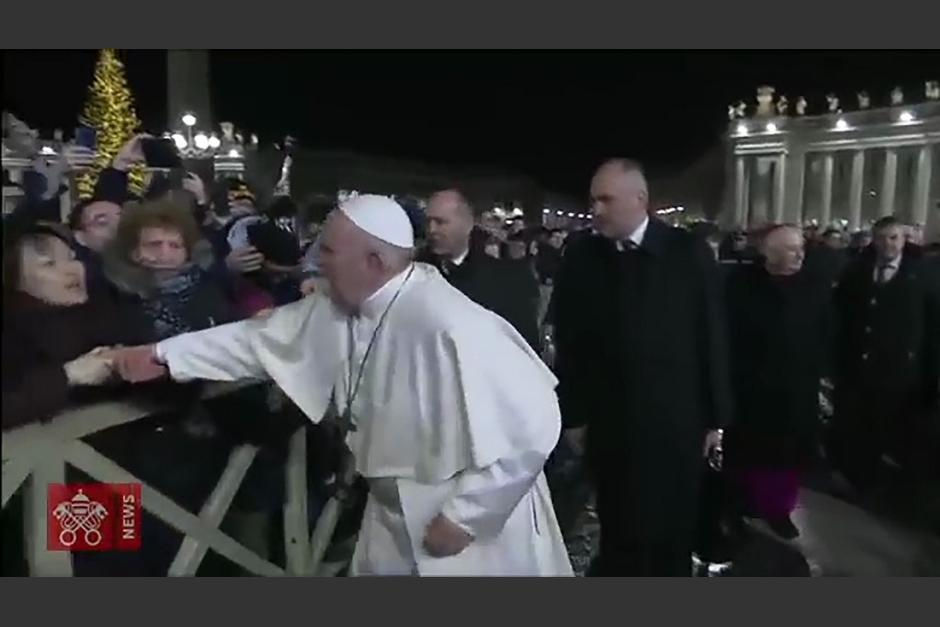 La mujer quiso saludar a toda costa al Papa Francisco y eso no fue del agrado del líder de la iglesia católica. (Captura Video)