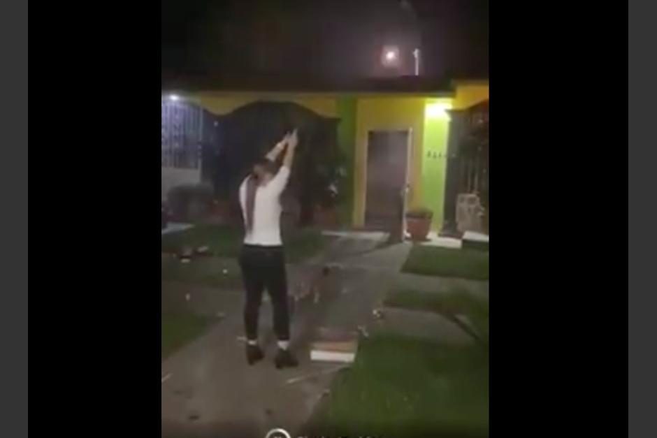 La mujer descarga completamente la pistola mientras las explosiones se confunden con los cohetes. (Captura Video)