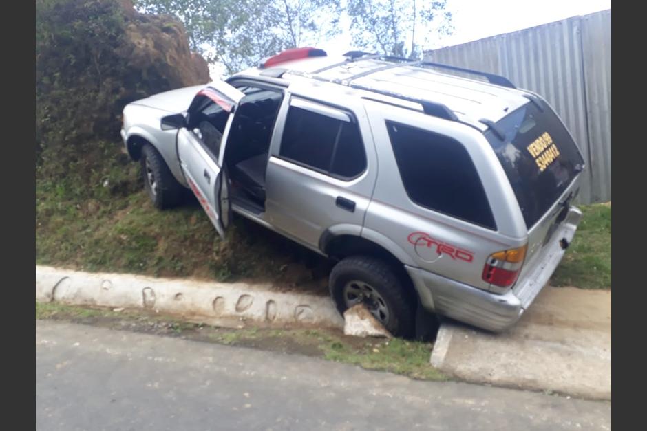 El vehículo chocó contra el portón de una vivienda, justo el área donde jugaban dos menores, una falleció por el impacto. (Foto: Bomberos Municipales Departamentales)