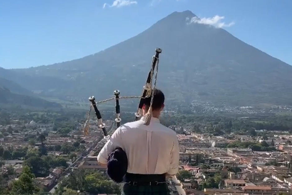 El músico y viajero sorprendió con su interpretación desde este mirador en Antigua Guatemala. (Foto: Captura de video)
