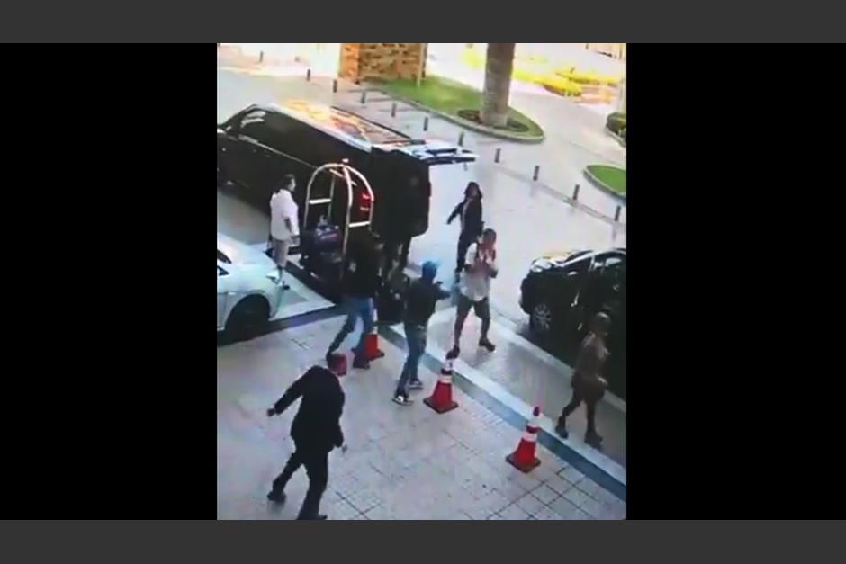 Los turistas fueron asaltados a las afueras del hotel donde se iban a hospedar. (Foto: Twitter)