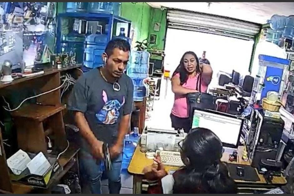 Gerson David Rodríguez Navas, quien porta el arma, fue abandonado por sus cómplices cuando intentaban robar un negocio en San Bartolomé Milpas Altas. (Foto: Captura de pantalla)