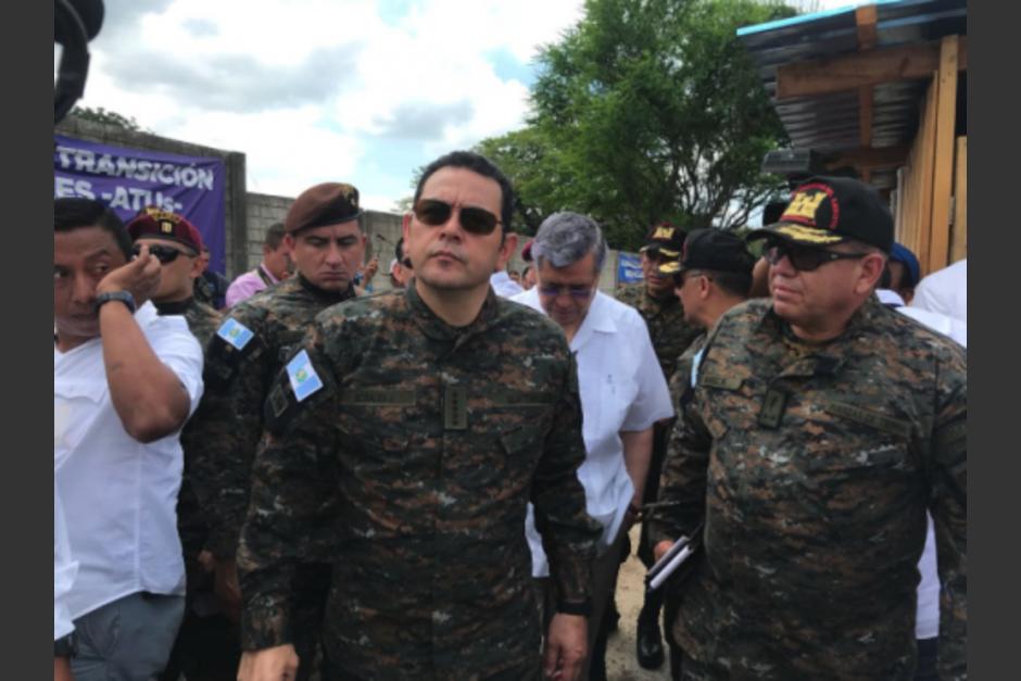 Desde que asumió, el presidente Jimmy Morales ha mostrado su apoyo al Ejército,&nbsp;el 30 de julio del año pasado, cuando visitó a los afectados por la erupción del volcán de Fuego. (Foto: Archivo/Soy502)