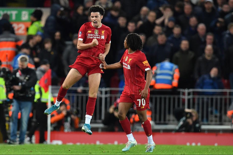 Jones festeja la anotación que le dio el triunfo al Liverpool. (Foto: AFP)