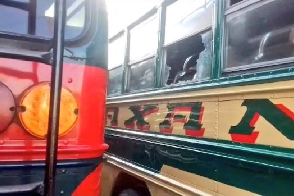 Dos autobuses chocaron porque sus pilotos peleaban pasaje. (Foto: Facebook)