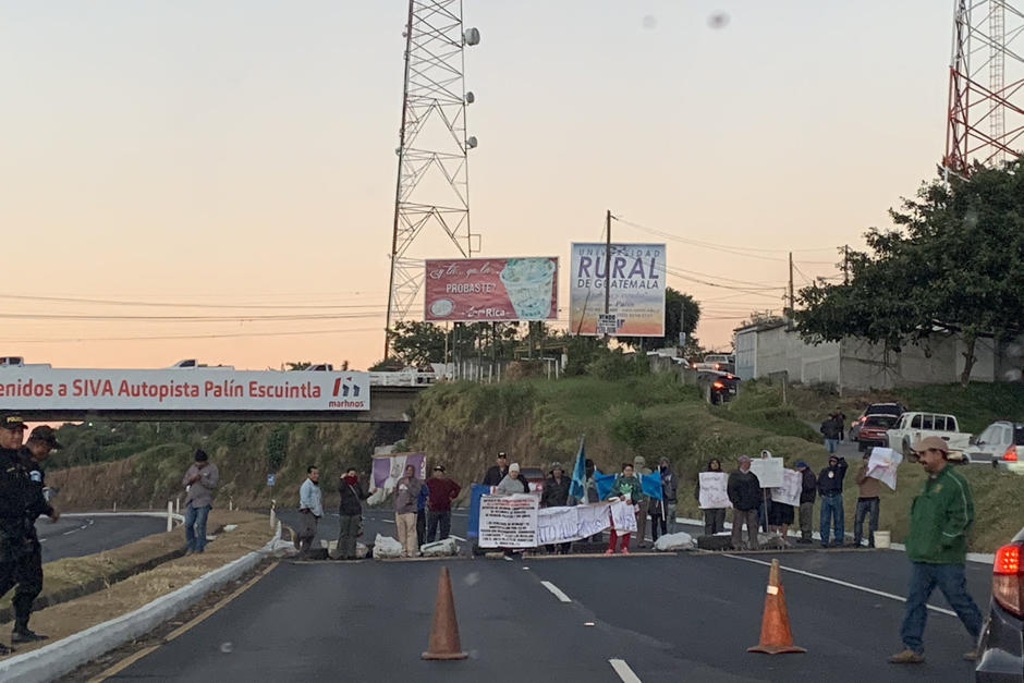 Un grupo de pobladores cerró el paso en la autopista Palín Escuintla. (Foto: Twitter/@SivaAutopista)