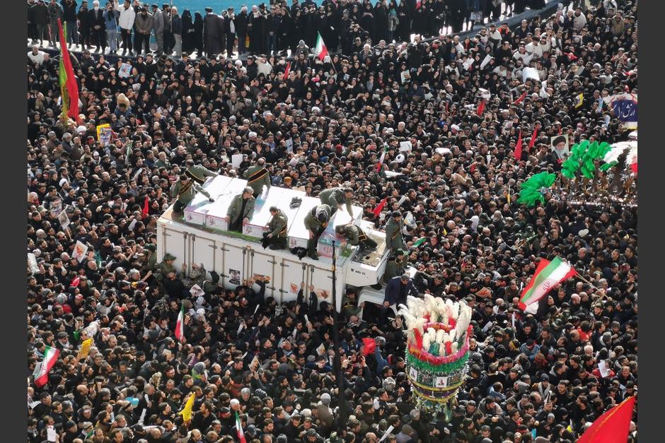 El concurrido funeral terminó con una estampida que ha cobrado la vida de unas 40 personas. (Foto: AFP)&nbsp;