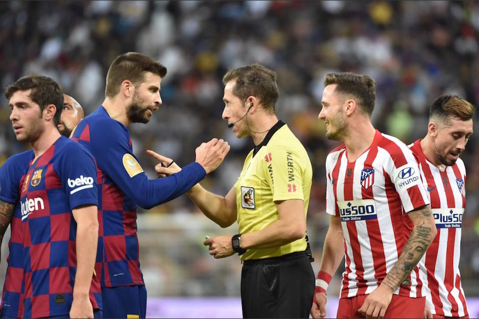 Gerard Piqué discute con el árbitro del partido. (Foto: AFP)