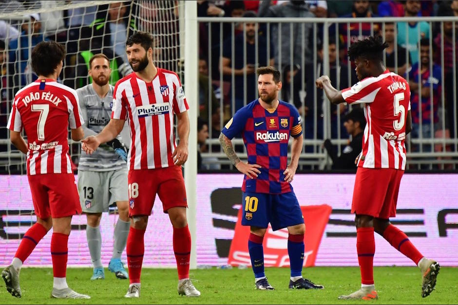 Messi luce desconsolado mientras observa la celebración de los jugadores del Atlético de Madrid. (Foto: AFP)