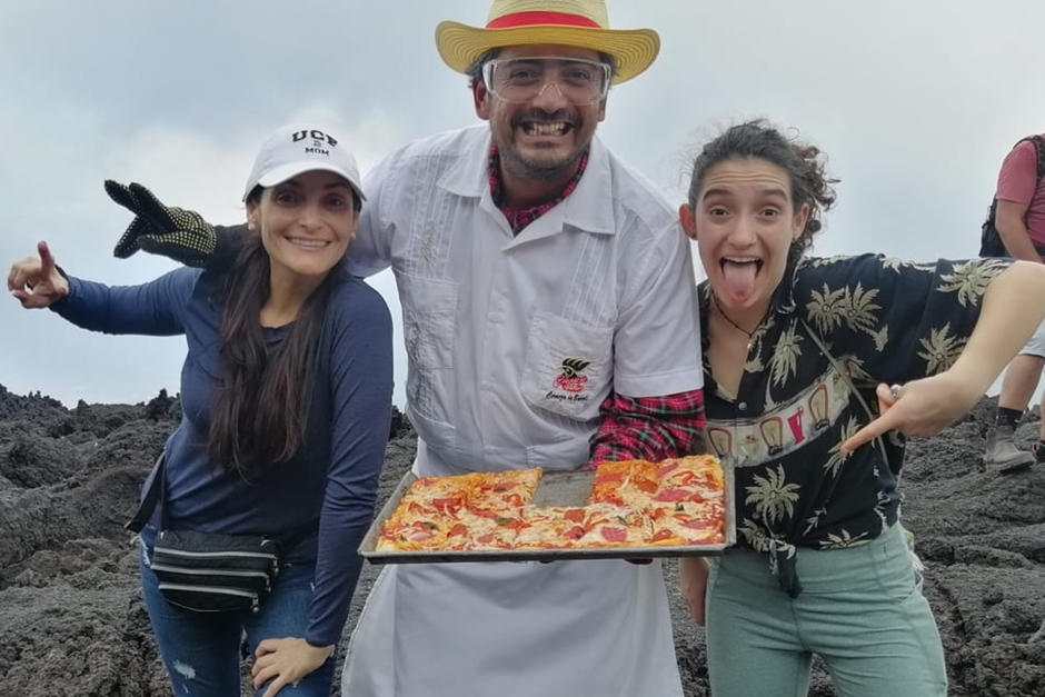 Mario David García prepara pizzas en los hornos naturales del Volcán de Pacaya. (Foto: cortesía Mario David García)&nbsp;