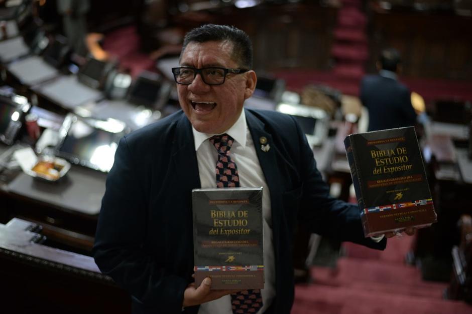 El diputado Marcos Yax pasó por las curules entregando las biblias. (Foto: Wilder López/Soy502)