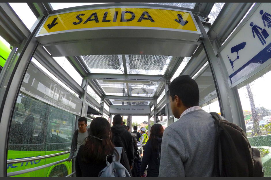 El Transmetro sobre el Anillo Periférico requiere de más estaciones para beneficiar a los vecinos de las colonias de las zonas 1, 3, 7 y 11. (Foto: Fredy Hernández/Soy502)