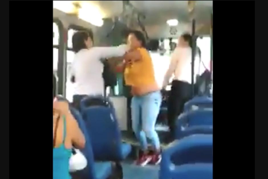 Dos mujeres protagonizaron una tremenda pelea en el interior de un bus por el amor de un hombre. (Foto: Captura de video)