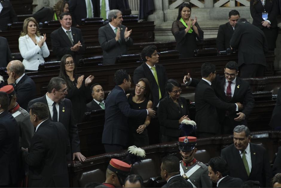 La diputada Hernández Mack evitó voltear a ver al presidente Jimmy Morales. (Foto: Luis Sajché/Soy502)