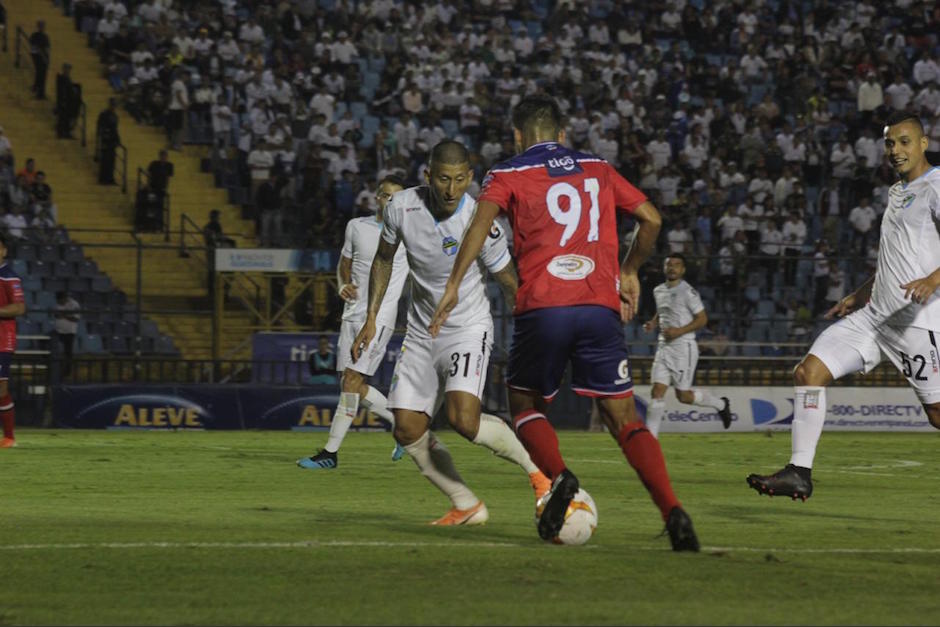 Stheven Robles marca a Victor Alexis Matta durante el juego. (Foto: Javier del Cid)