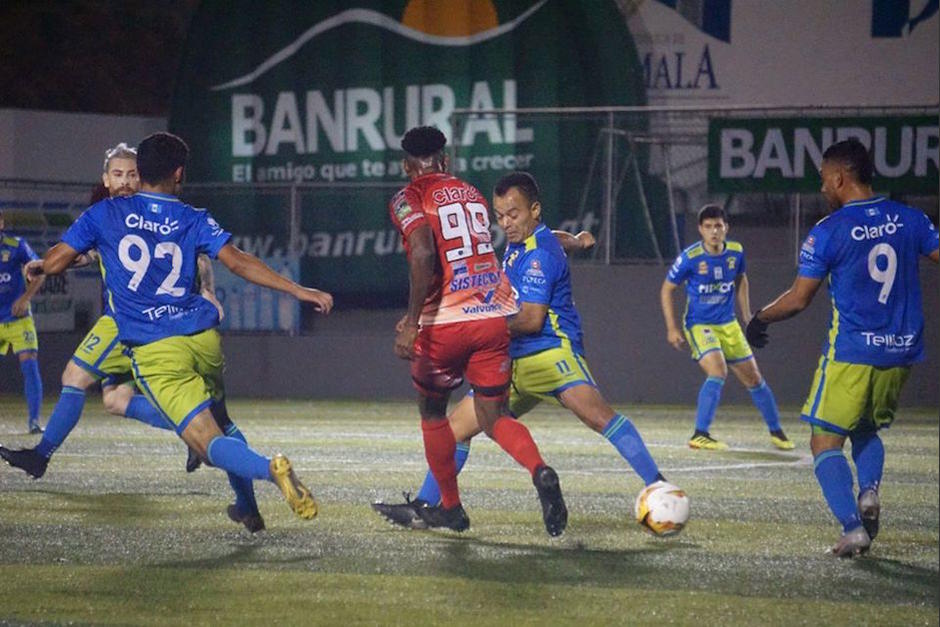 Jhony Cobón (Mixco) y Romario Luiz Da Silva (Santa Lucía) disputan el balón. (Foto: Andrés ADF)
