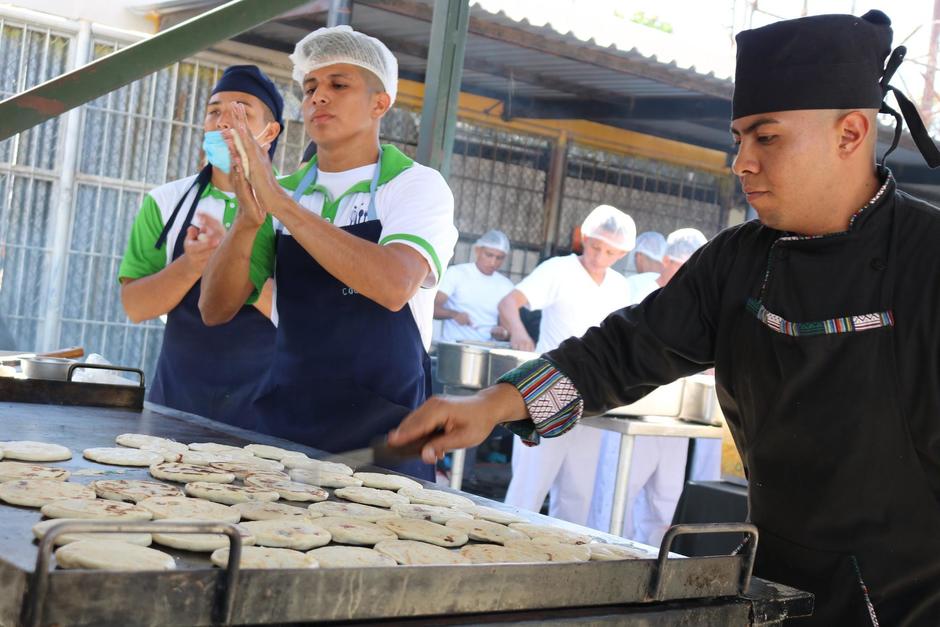 Se viralizan las imágenes donde&nbsp;es posible ver a los reos en diferentes actividades, incluso haciendo pupusas para pagar sus comidas. (Foto&nbsp;Dirección General de Centros Penales)